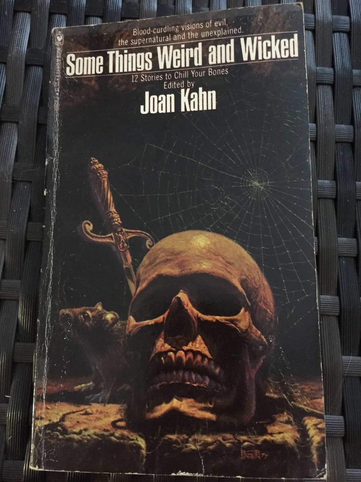 Pb1/ SOME THINGS WEIRD AND WICKED: TWELVE STORIES TO CHILL YOUR BONES Joan Kahn - Image 1