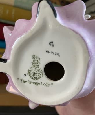 Royal Doulton The Orange Lady Figurine Porcelain Ceramic Basket of Oranges - Thumbnail 3