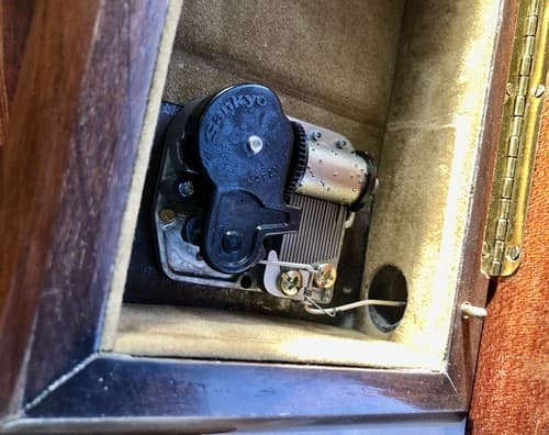 Vintage Music Box Inlaid Wood Intarsitalia Italy Sankyo japan movement ‘memory’ - Thumbnail 4