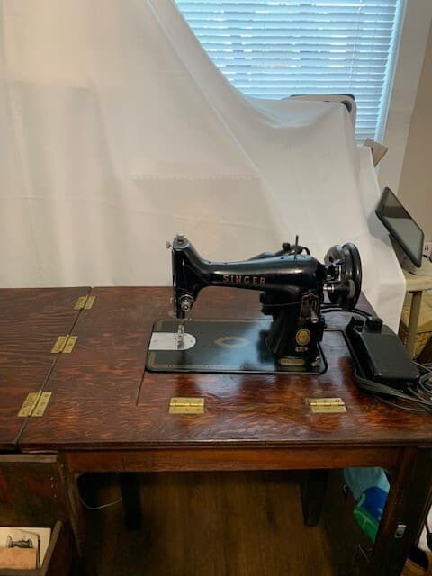 Antique Singer Sewing Machine in Cabinet 1956 Model #99-31 - Thumbnail 3