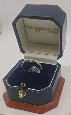 Dazzling 18k white gold ladies' wedding band with 19 brilliant diamonds. - Thumbnail 4