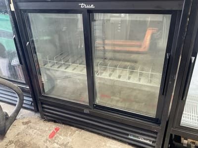 True GDM-41SL-48-HC-LD 46" Two Section Glass Door Merchandiser Refrigerator - Thumbnail 3