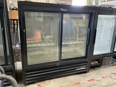 True GDM-41SL-48-HC-LD 46" Two Section Glass Door Merchandiser Refrigerator - Thumbnail 5