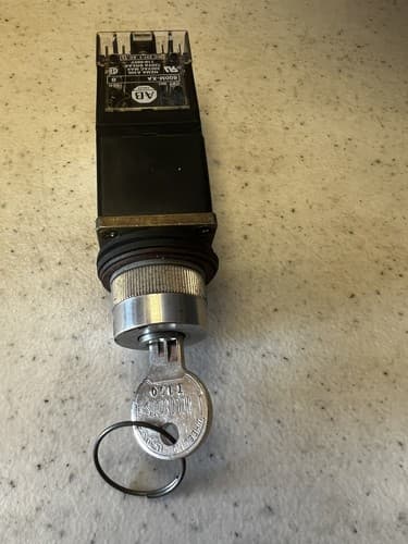 Allen Bradley 800MR-H33B Keyed Electric Panel Selector Switch - Thumbnail 4