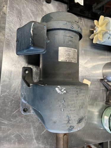 Tsubaki GMTA040-28L40L10 Gear Motor 3PHASE-0.4kW-4P 460v - Image 1