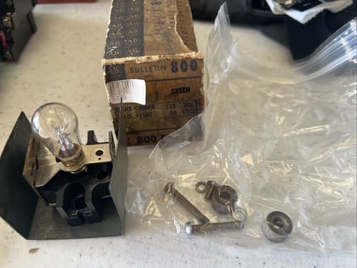 Allen Bradley 800 PK16G (800-QK10) Pilot Light (missing green lens button) - Image 1