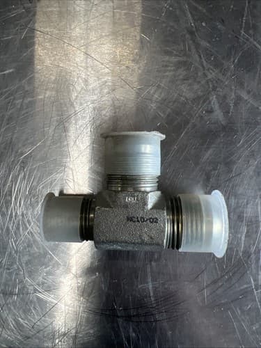 OneHydraulics Branch Tee 1- 1/16 x 1- 1/16 x 1/2