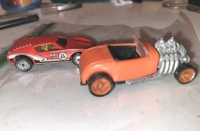 2 Vintage Hot Wheels 93 Orange Hot Rod & 69 Red Champion Bell 8 Race Car - Thumbnail 10