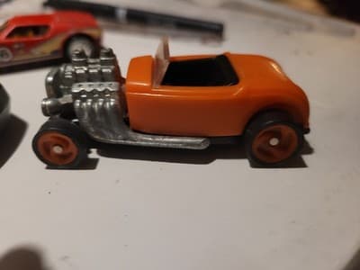 2 Vintage Hot Wheels 93 Orange Hot Rod & 69 Red Champion Bell 8 Race Car - Thumbnail 4