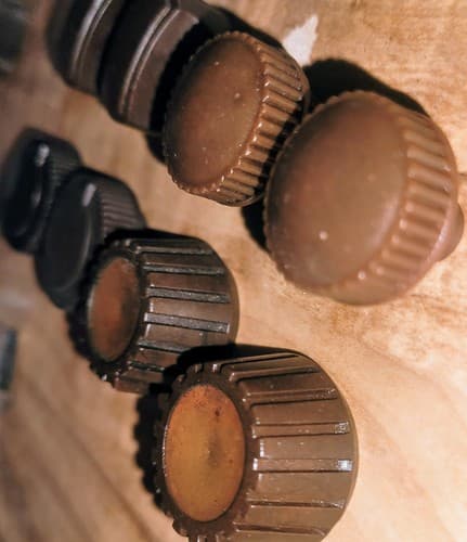 4 Sets of VINTAGE BAKELITE BROWN BUTTON TUBE RADIO KNOB LOT FREE SHIPPING. - Thumbnail 9