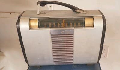 Vintage RCA Victor Model 66BX GlobeTrotter 6 Tube AM Radio Bakelite Aluminum