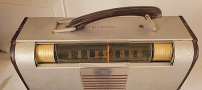 Vintage RCA Victor Model 66BX GlobeTrotter 6 Tube AM Radio Bakelite Aluminum - Thumbnail 2