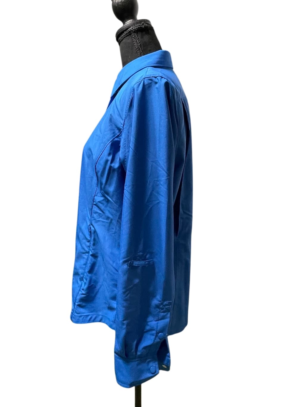 Duluth Trading Co Women’s Cobalt Blue Vented L/S Button front top - Thumbnail 3