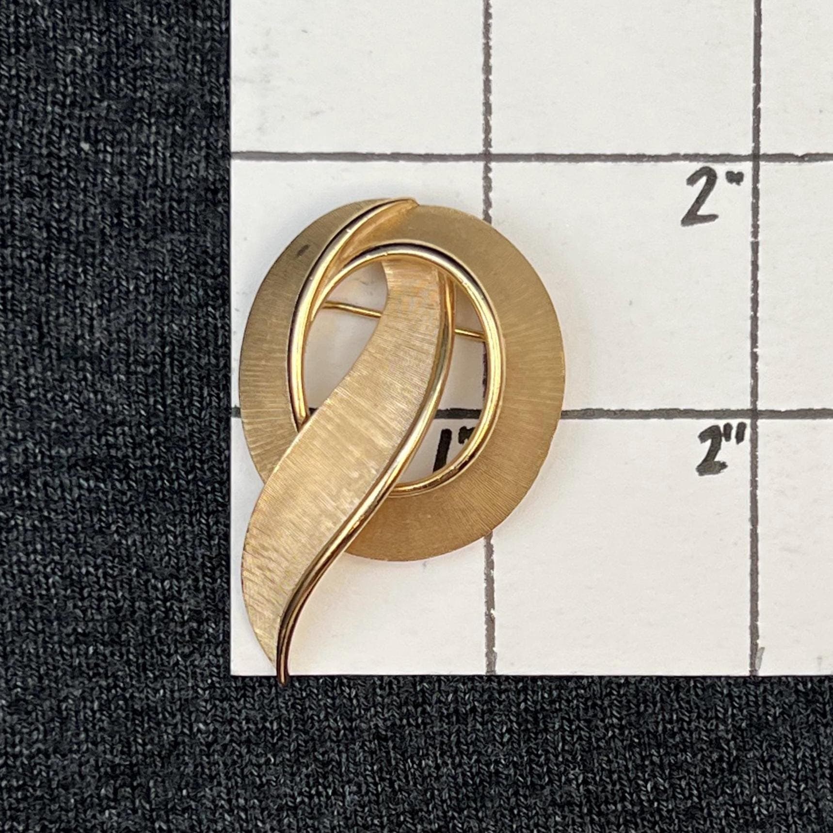 VTG Mid Century Crown Trifari “Q” Initial Monogram Brooch, Gold Tone, Signed - Thumbnail 6