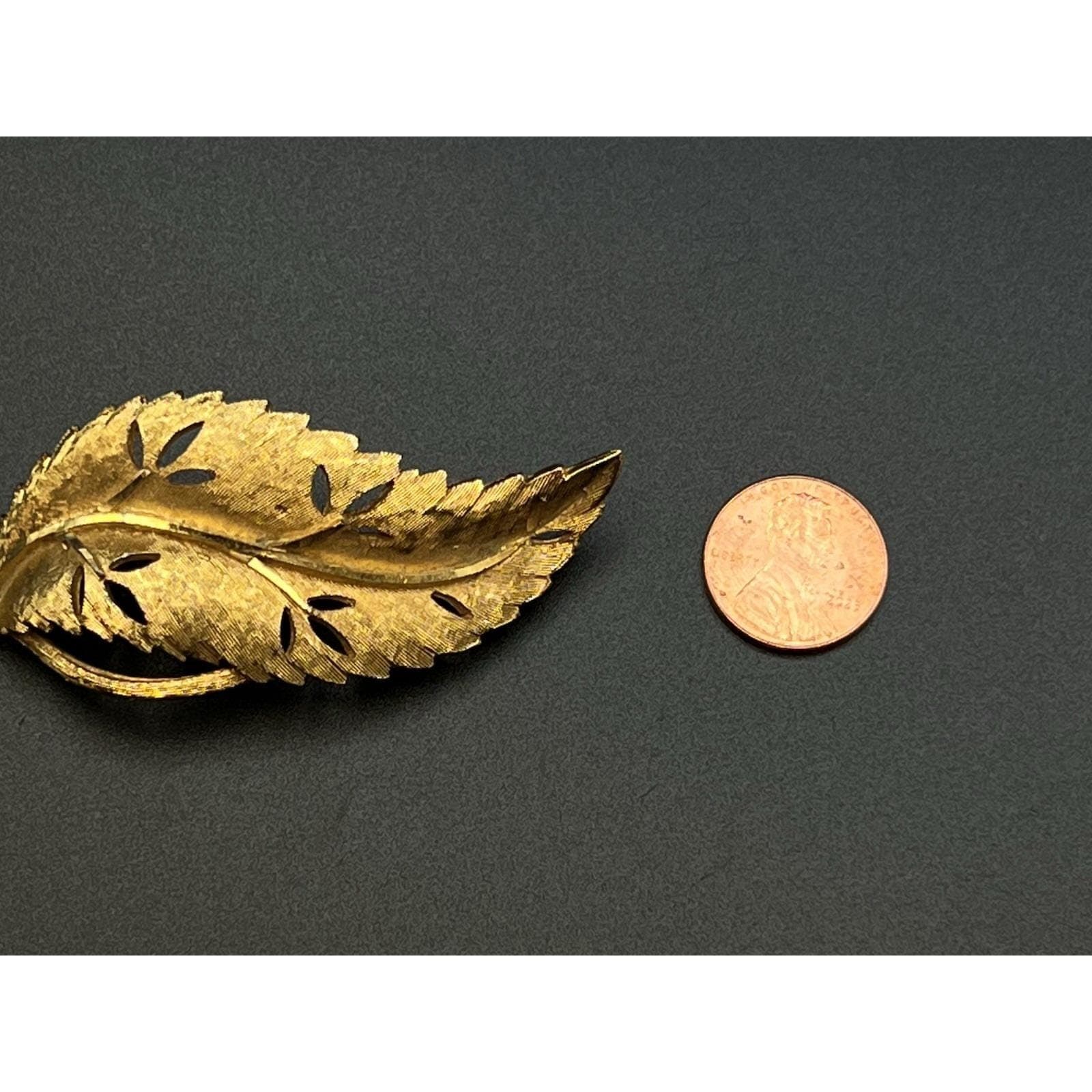Vintage Signed BSK Leaf Brooch, Textured Gold Tone - Thumbnail 9