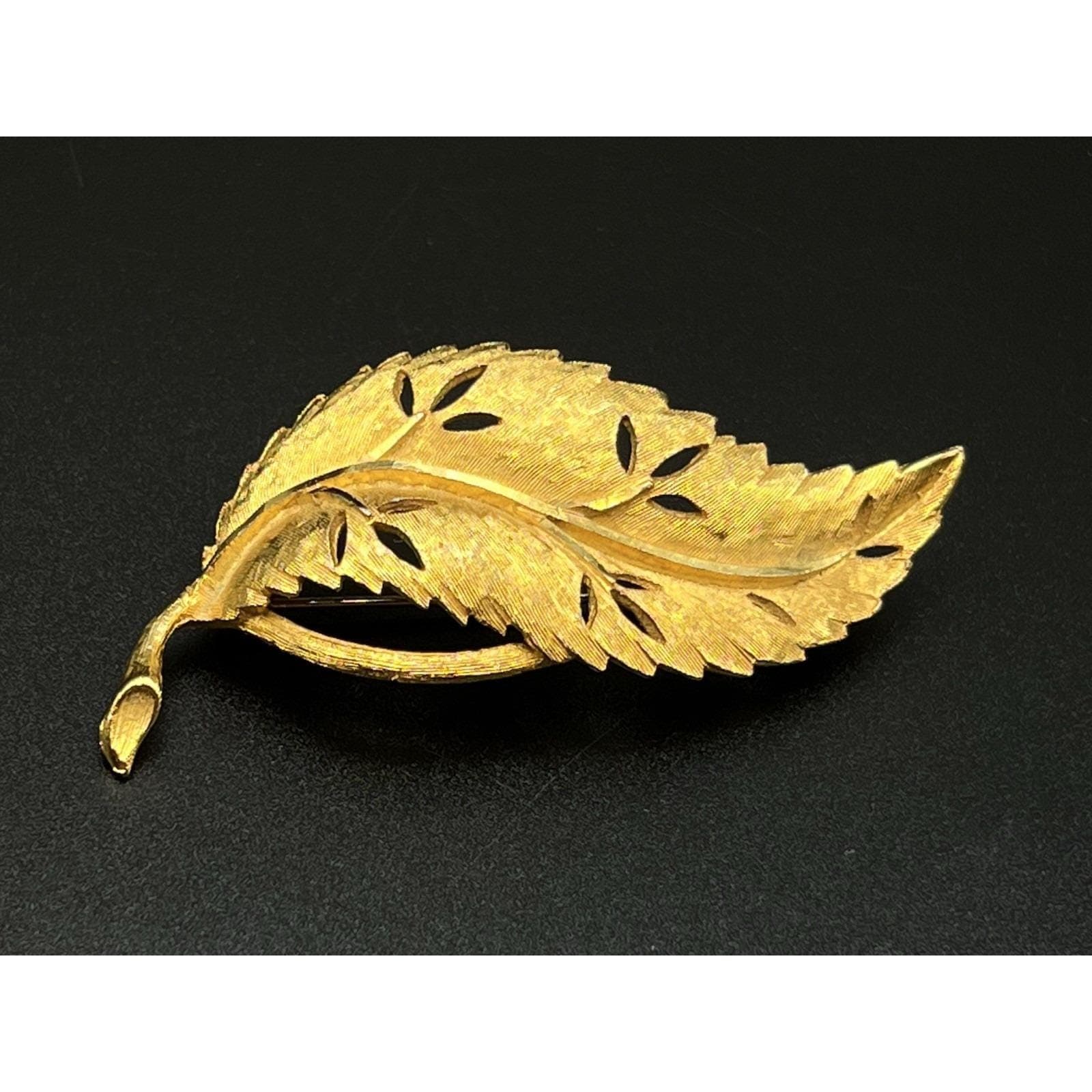 Vintage Signed BSK Leaf Brooch, Textured Gold Tone - Thumbnail 10