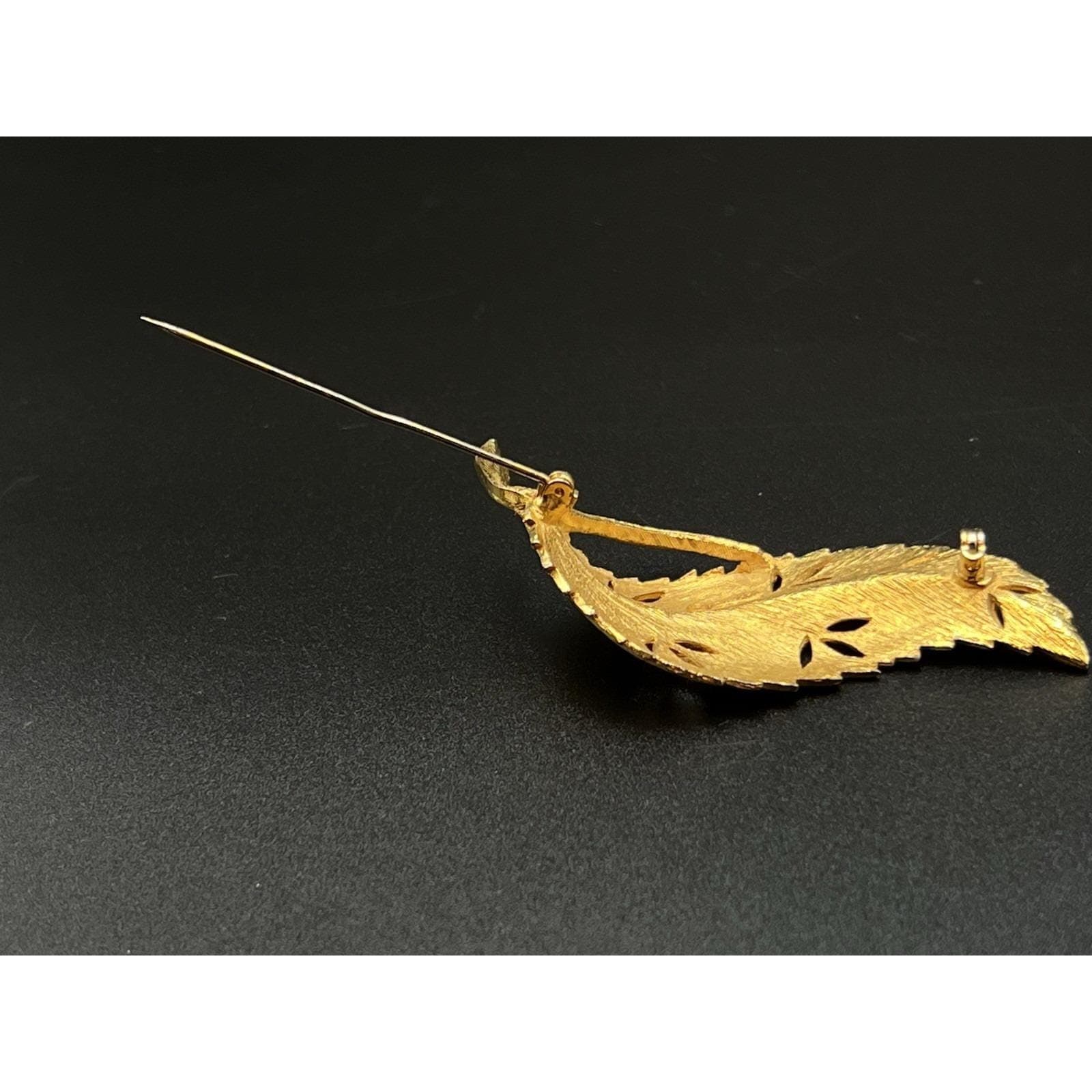 Vintage Signed BSK Leaf Brooch, Textured Gold Tone - Thumbnail 7