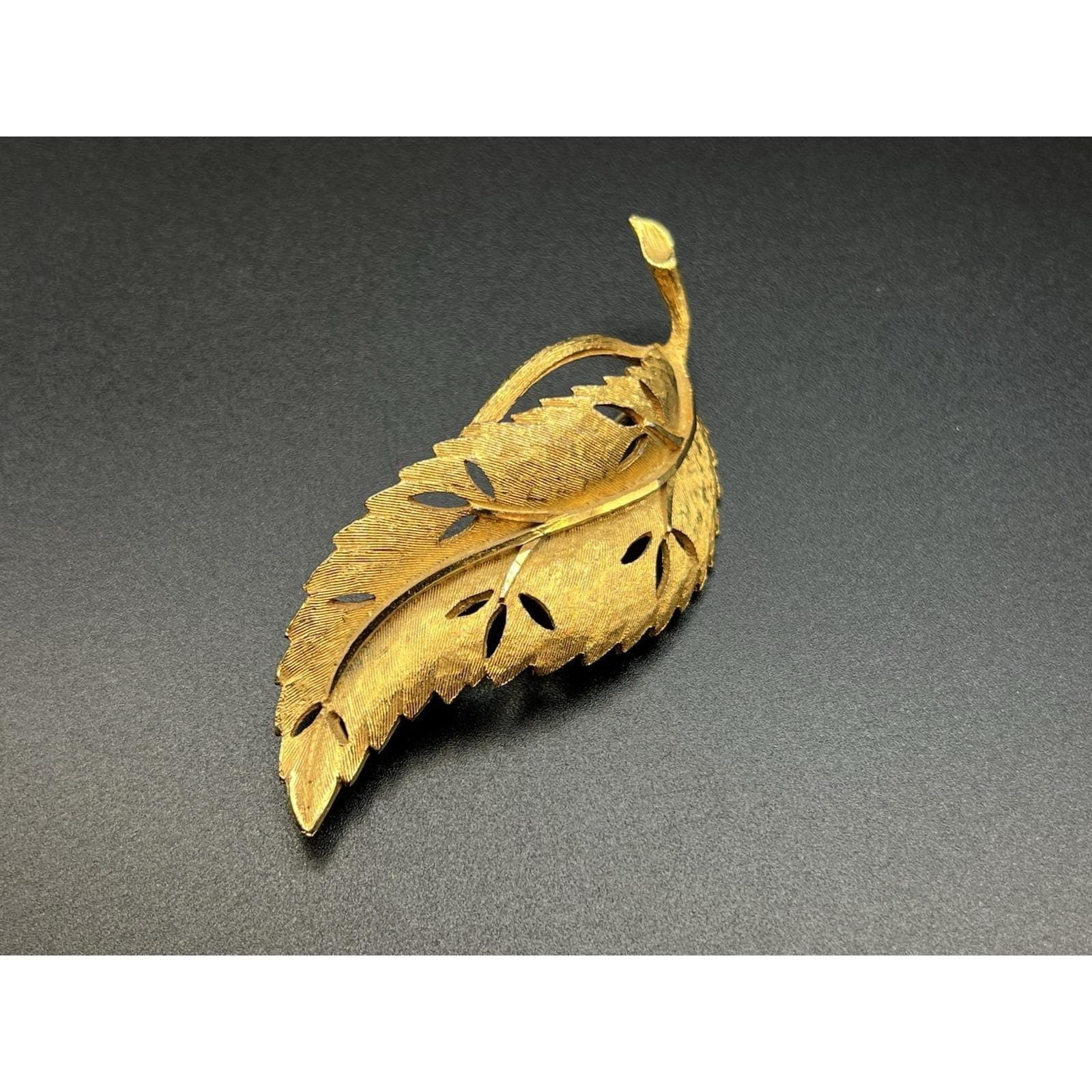 Vintage Signed BSK Leaf Brooch, Textured Gold Tone - Thumbnail 2
