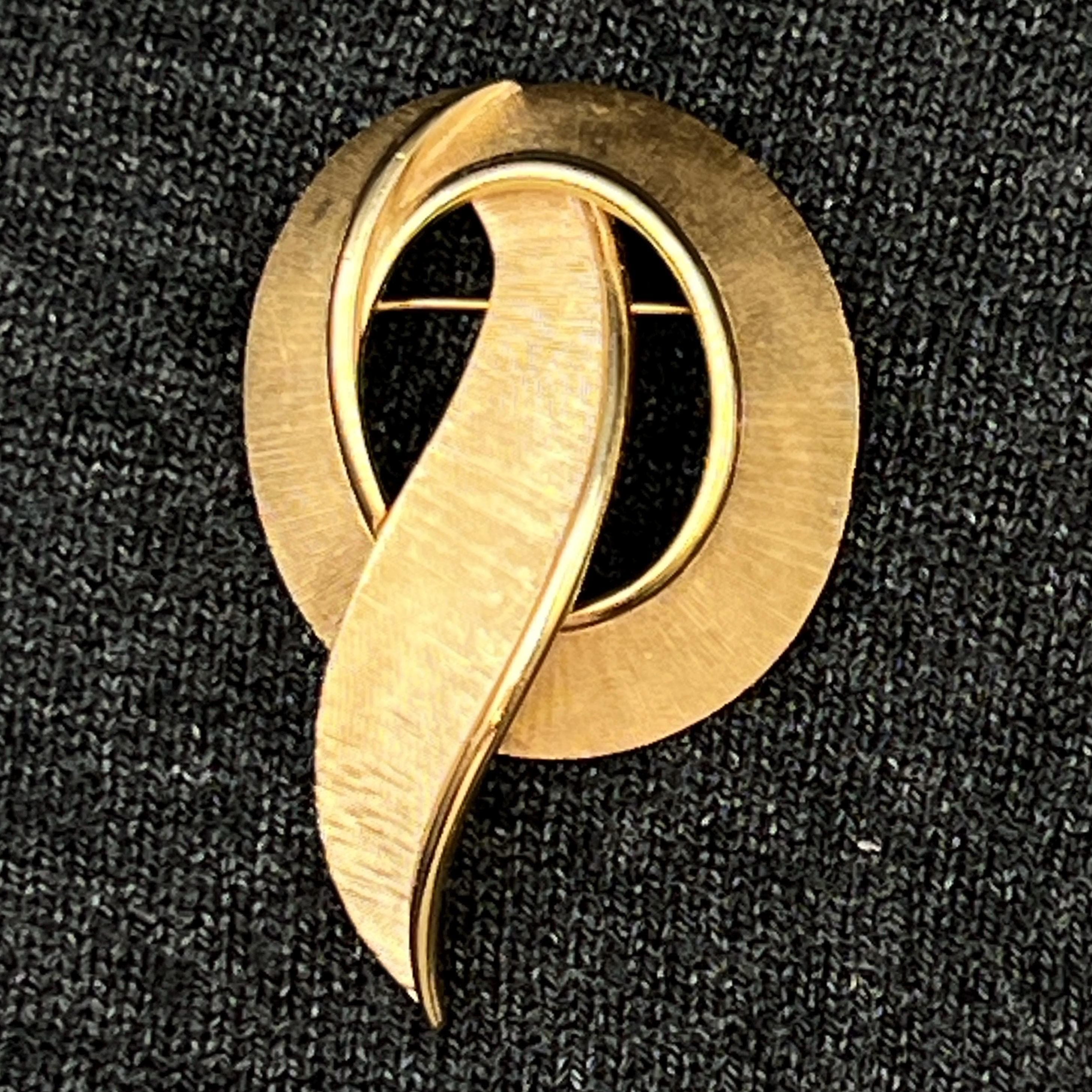 VTG Mid Century Crown Trifari “Q” Initial Monogram Brooch, Gold Tone, Signed - Image 1