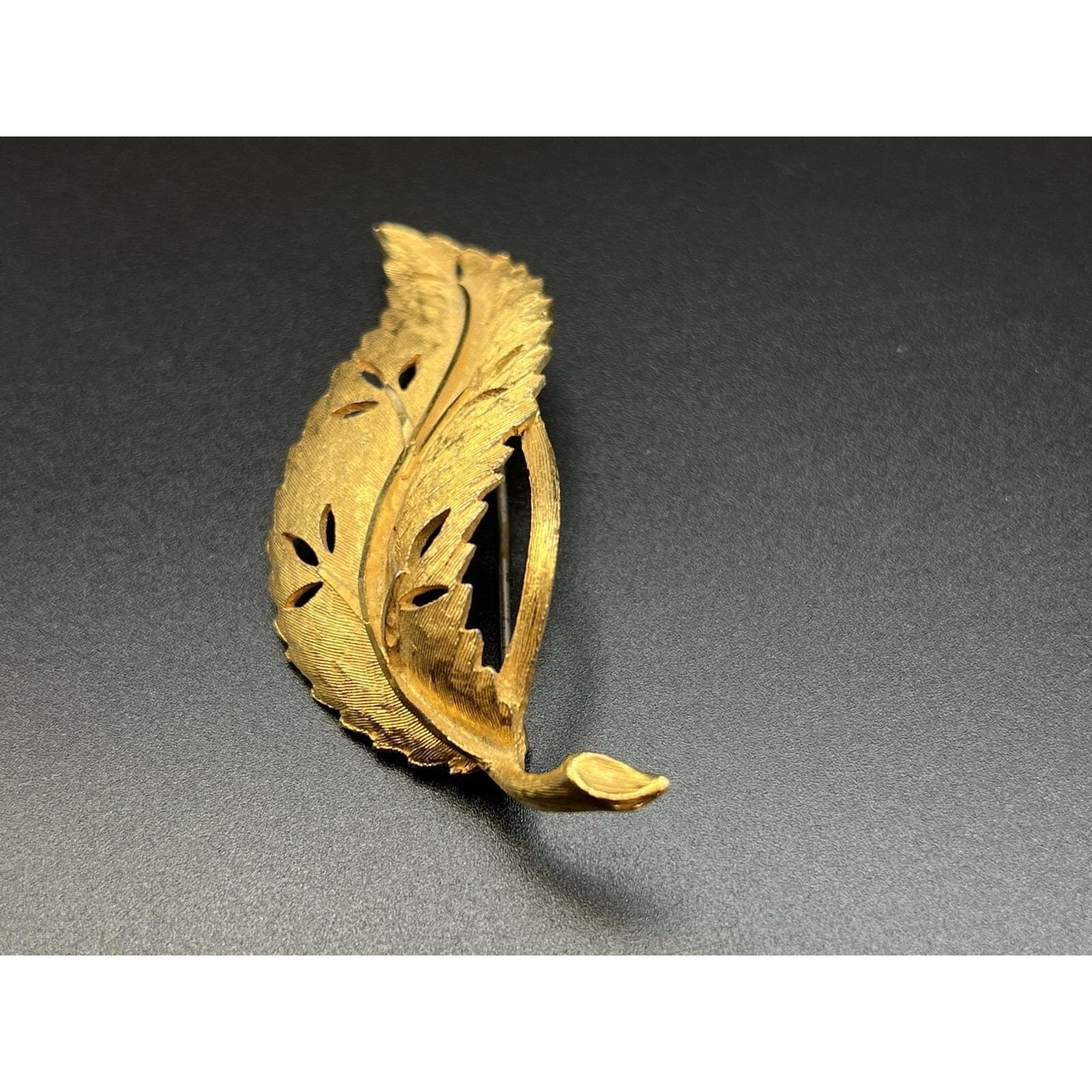 Vintage Signed BSK Leaf Brooch, Textured Gold Tone - Thumbnail 3