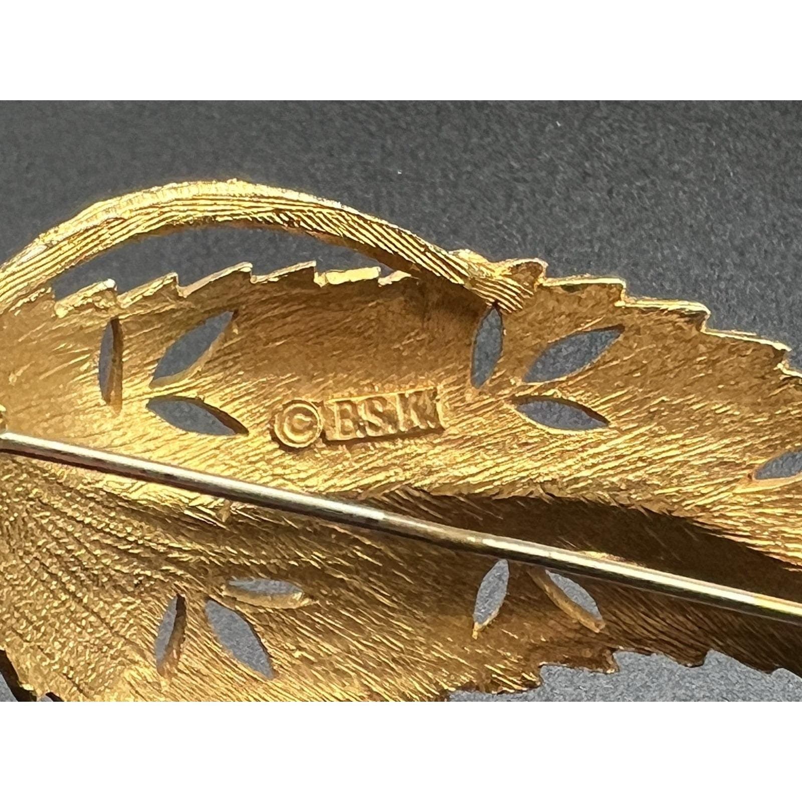 Vintage Signed BSK Leaf Brooch, Textured Gold Tone - Thumbnail 6
