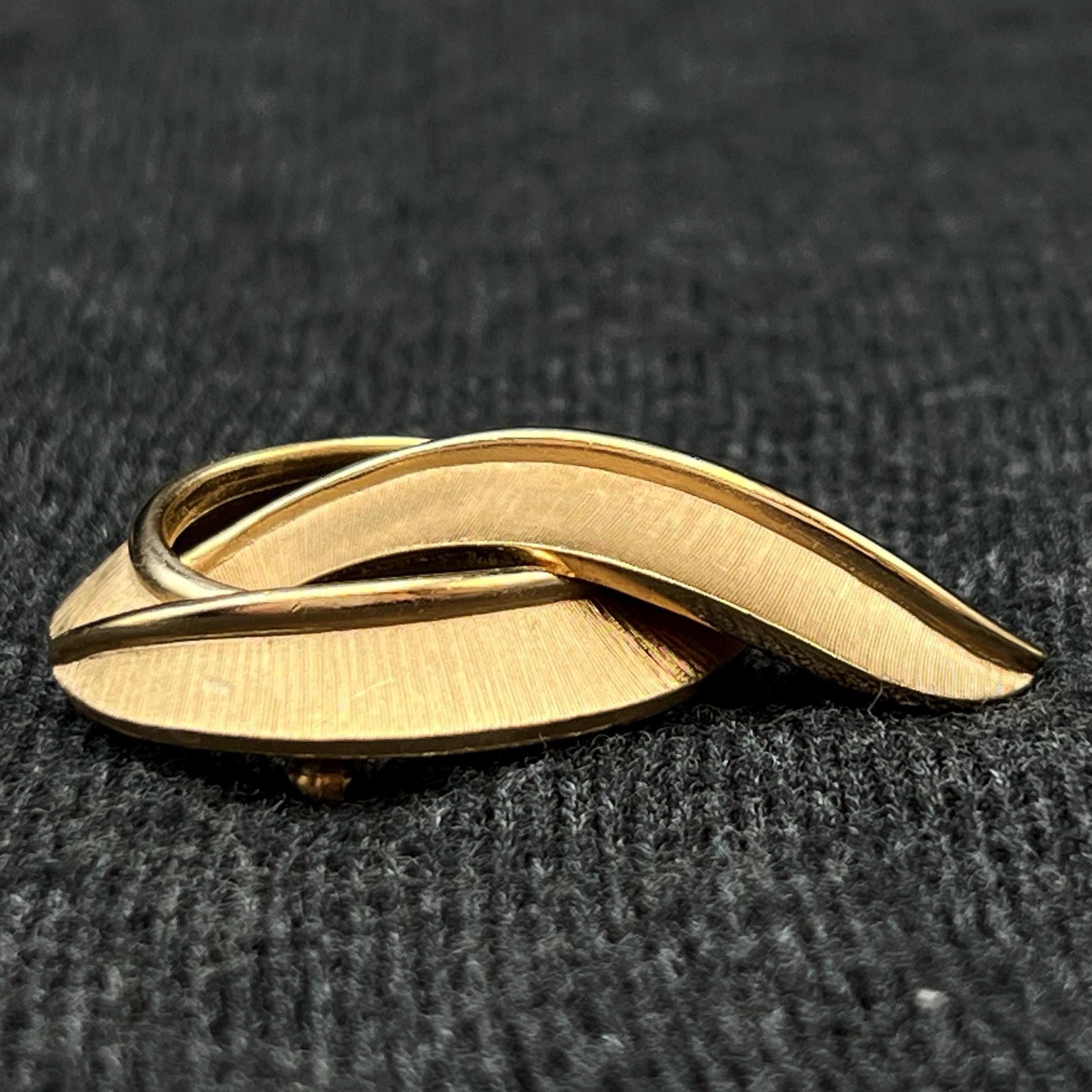 VTG Mid Century Crown Trifari “Q” Initial Monogram Brooch, Gold Tone, Signed - Thumbnail 2