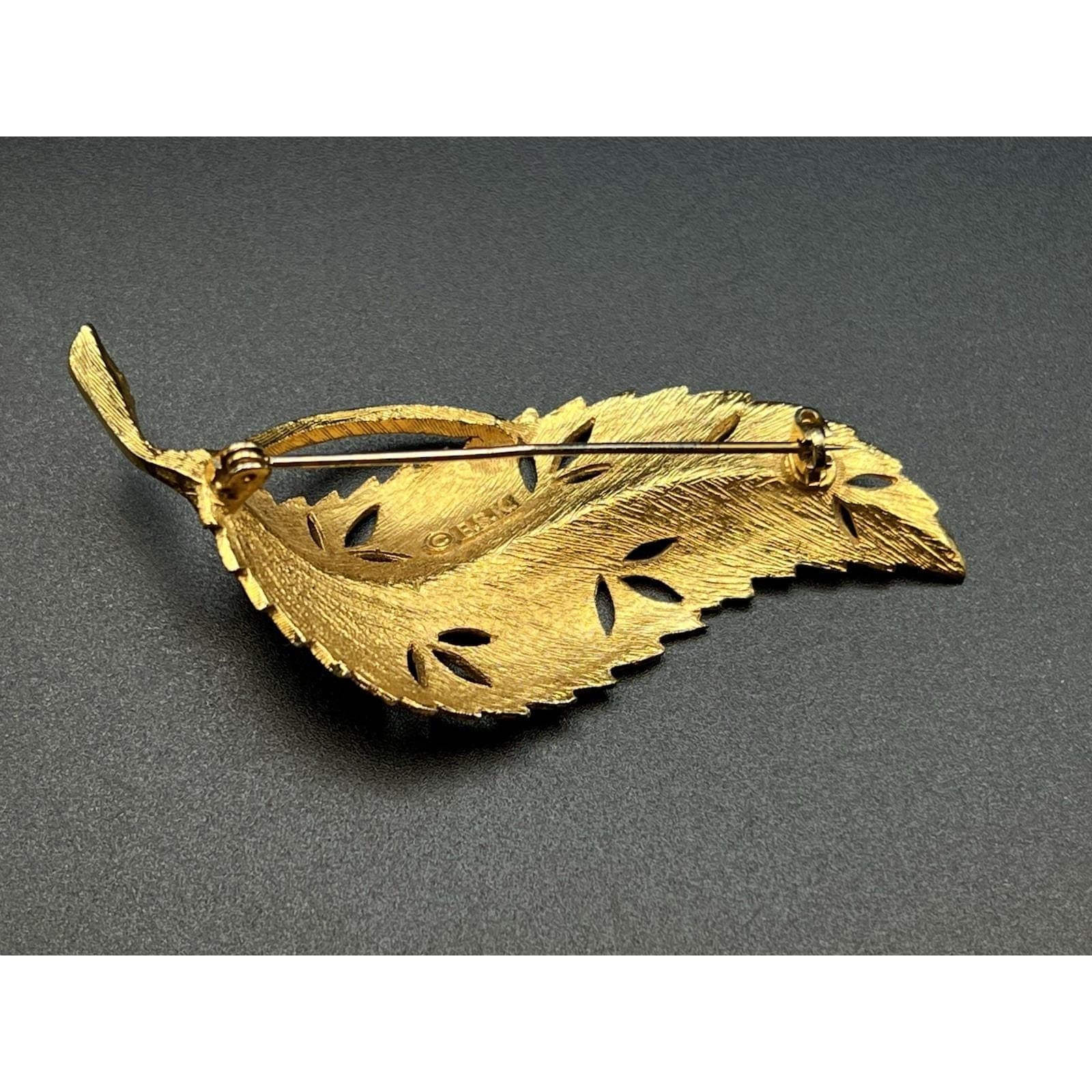 Vintage Signed BSK Leaf Brooch, Textured Gold Tone - Thumbnail 5