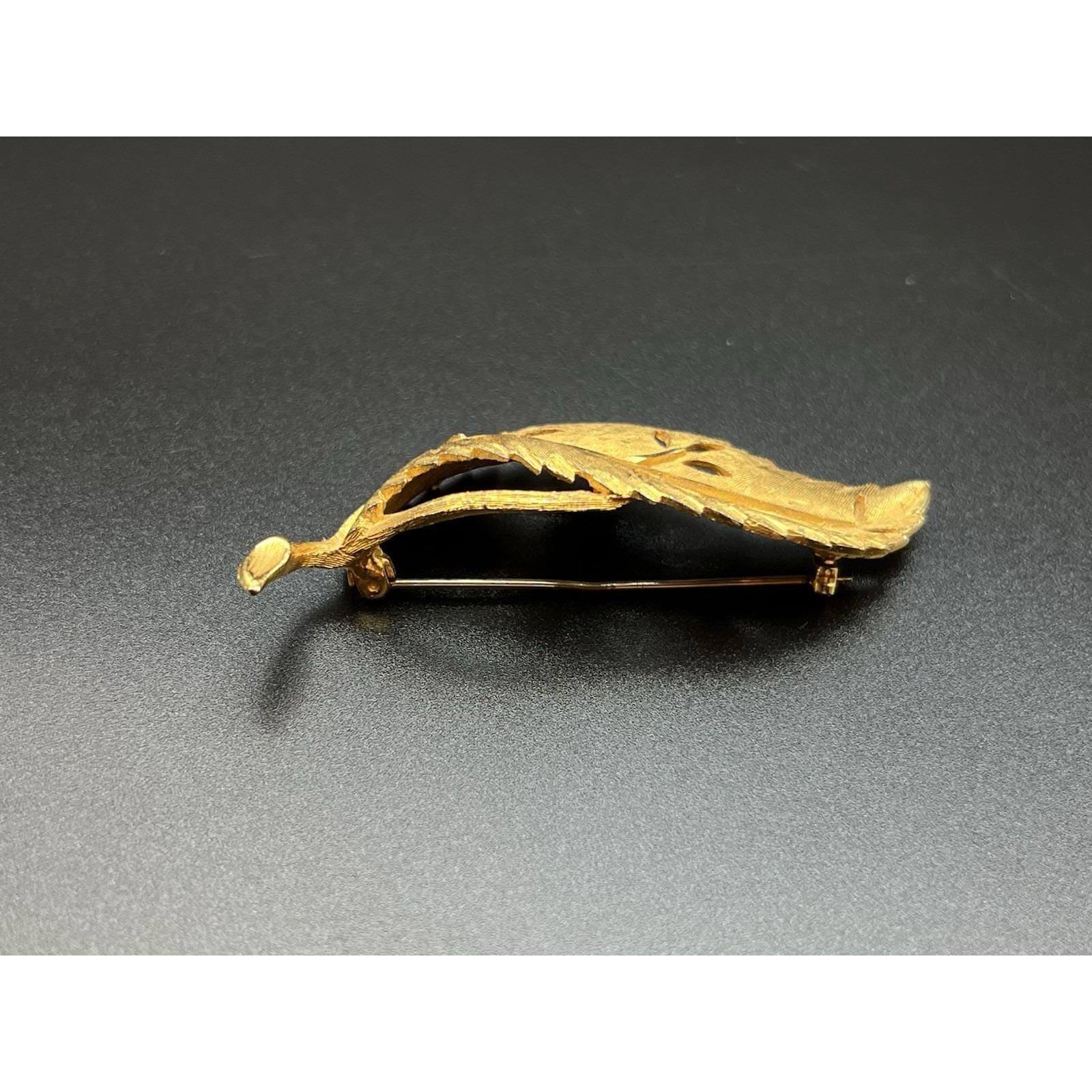 Vintage Signed BSK Leaf Brooch, Textured Gold Tone - Thumbnail 4