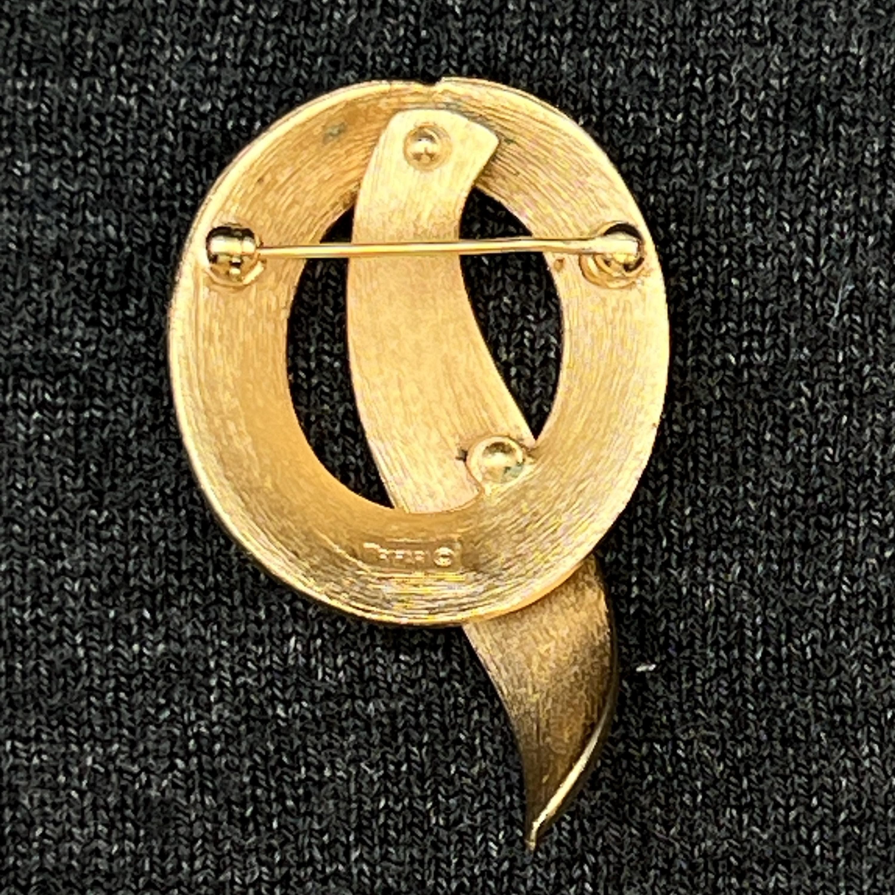 VTG Mid Century Crown Trifari “Q” Initial Monogram Brooch, Gold Tone, Signed - Thumbnail 4