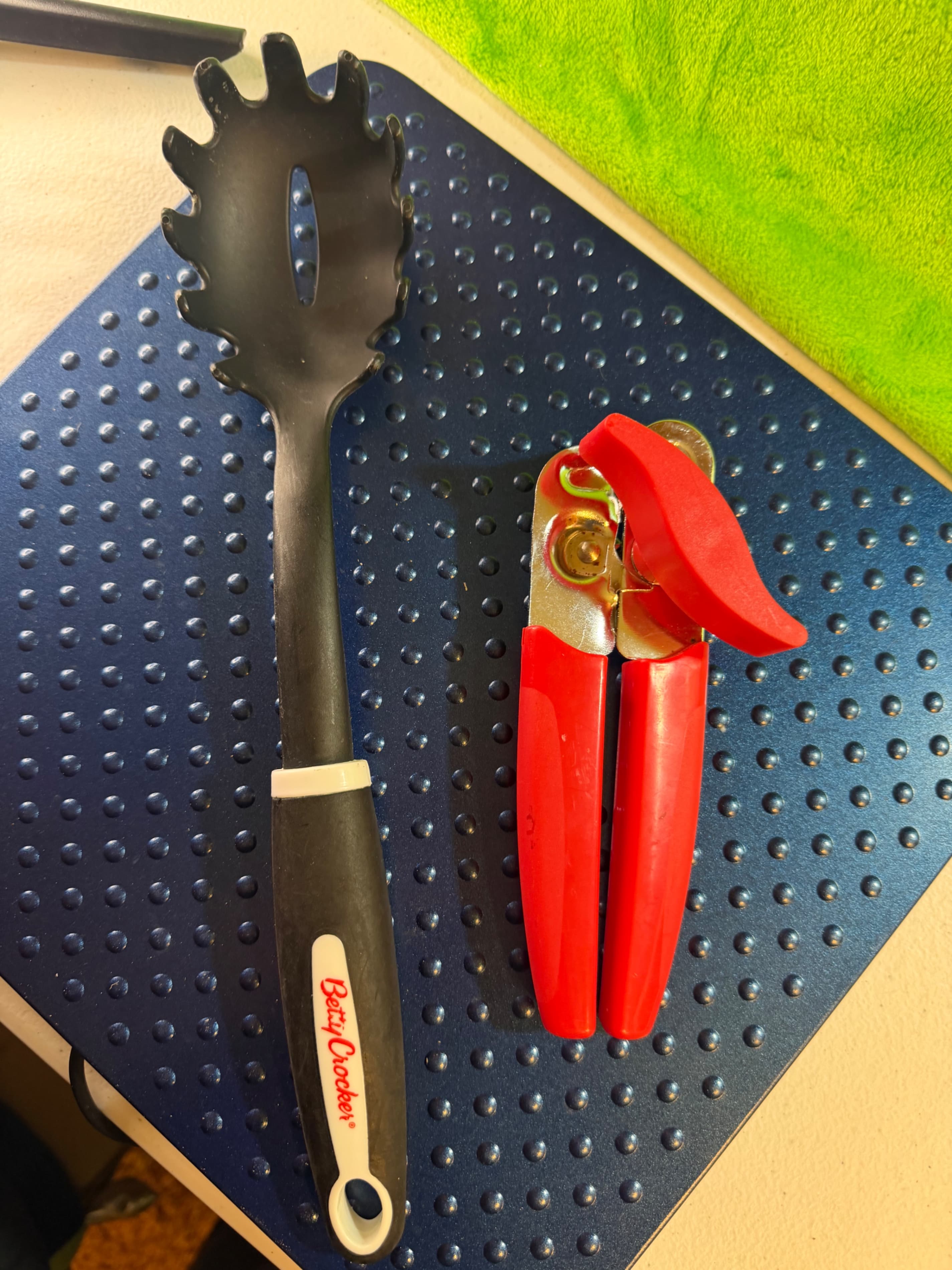 Betty Crocker Pasta Server and Red Can Opener Kitchen Utensil Set - Image 1