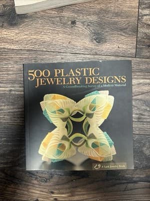 500 PLASTIC JEWELRY DESIGNS: A GROUNDBREAKING SURVEY OF A By Lark Books **Mint** - Image 1