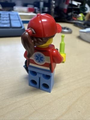 Lego Pilot Female Minifigure from set 60179 City cty857 C16-3 - Thumbnail 3