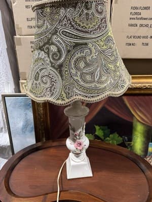 Vintage Lg. Porcelain Soft White Table Lamp w/ Applied Roses 19 “ Made in Japan - Thumbnail 3