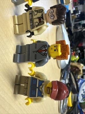 LEGO Minifigure Lot 5 City Batman Rugby Adventurer Worker Tribal Mix Fig - Thumbnail 3