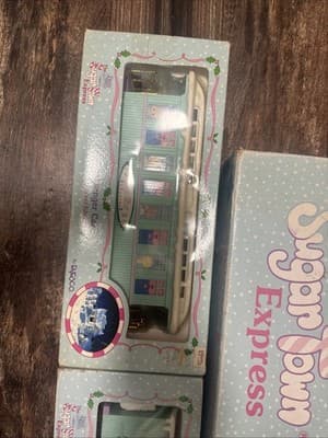 NEW OLD STOCK Precious Moments The Sugar Town Express Holiday Train Set + 3 Cars - Thumbnail 5
