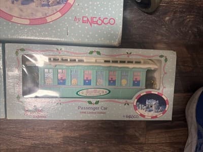 NEW OLD STOCK Precious Moments The Sugar Town Express Holiday Train Set + 3 Cars - Thumbnail 4