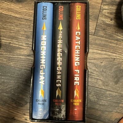 The Hunger Games Ser.: The Hunger Games Trilogy Boxed Set Set by Suzanne Collin - Thumbnail 2