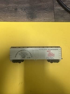 HO SCALE FARMERS' COOPERATIVE CREAMERY 40' REEFER - Image 1