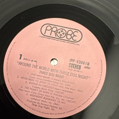 THREE DOG NIGHT AROUND THE WORLD WITH THREE DOG NIGHT LP Side A&B Only VG+/VG+ - Thumbnail 4