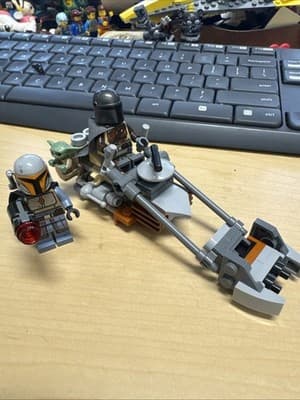 LEGO Star Wars 75436 The Mandalorian & Grogu's Speeder Bike Toy - incl. a Grogu - Image 1