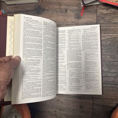 Thomas Kinkade Holy Bible. Copyright 1985 - Thumbnail 3