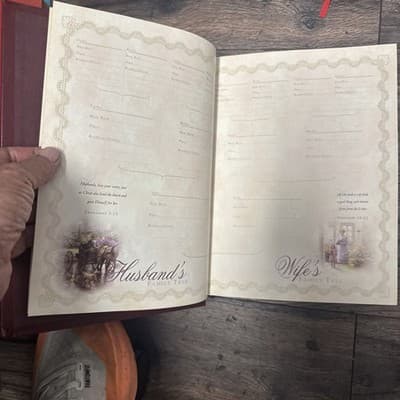 Thomas Kinkade Holy Bible. Copyright 1985 - Thumbnail 4