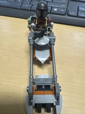 LEGO Star Wars 75436 The Mandalorian & Grogu's Speeder Bike Toy - incl. a Grogu - Thumbnail 4