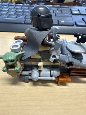 LEGO Star Wars 75436 The Mandalorian & Grogu's Speeder Bike Toy - incl. a Grogu - Thumbnail 3