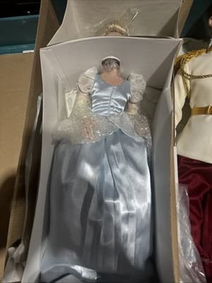 Disney CINDERELLA and PRINCE CHARMING Porcelain Doll Set Limited Edition 5000 - Thumbnail 3