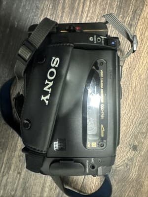 Sony CCD-TR31 and CCD-V11 Camcorders w/accessories and case - Thumbnail 3