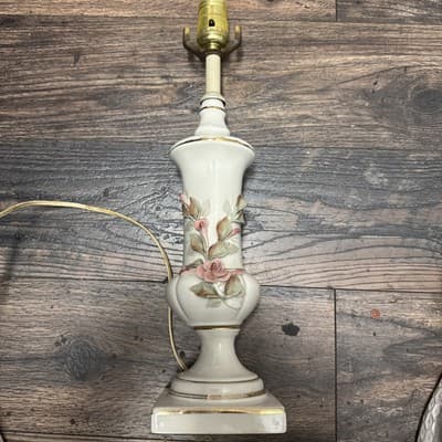 Vintage Lg. Porcelain Soft White Table Lamp w/ Applied Roses 17” Made in Japan - Thumbnail 2