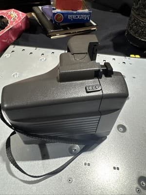 Vintage Polaroid One Step Close Up 600 Instant Film Camera and Strap - Thumbnail 4