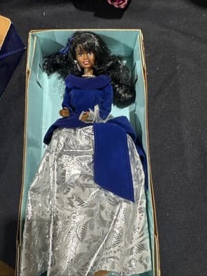 BARBIE WINTER VELVET AVON SPECIAL EDITION - NIB -AFRICAN AMERICAN #F211631 - Image 1