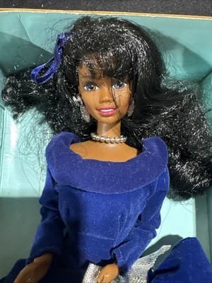 BARBIE WINTER VELVET AVON SPECIAL EDITION - NIB -AFRICAN AMERICAN #F211631 - Thumbnail 2